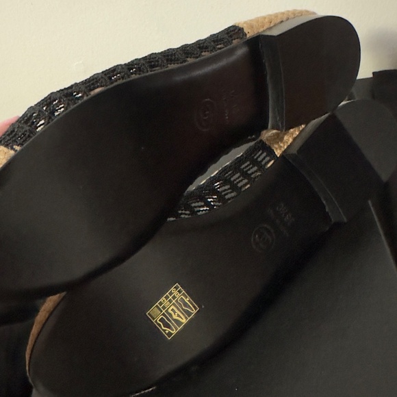 Chanel Black and Beige Raffia Flats - Picture 3 of 8